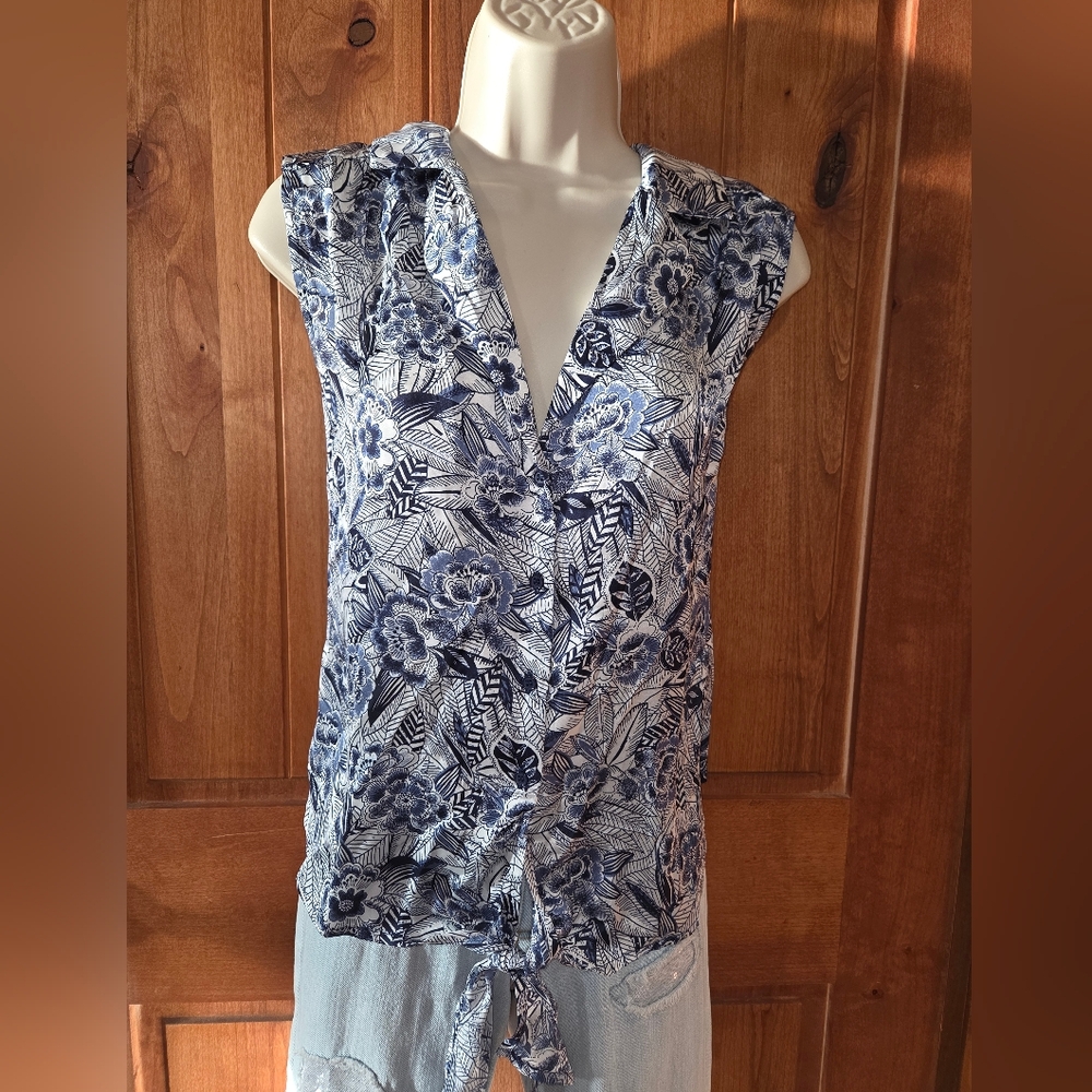 Eclair Elegant Floral V-Neck Blouse - Blue and White